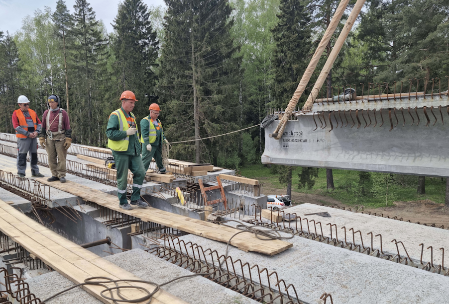 Ивановская область: на путепроводе в Горино смонтирована последняя балка пролетных строений